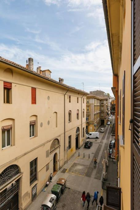 Suite In Via Del Pratello Bologna Bagian luar foto